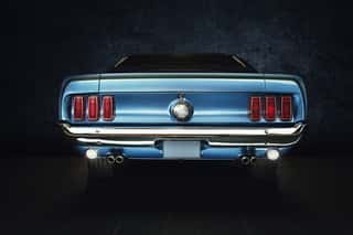 Mustang Ford Oldtimer - Classic Car (blaues Auto Mit Hintergrund Schwarz) Studio Wall Mural