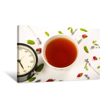 Image of чай свежий стоит на столе  Canvas Print